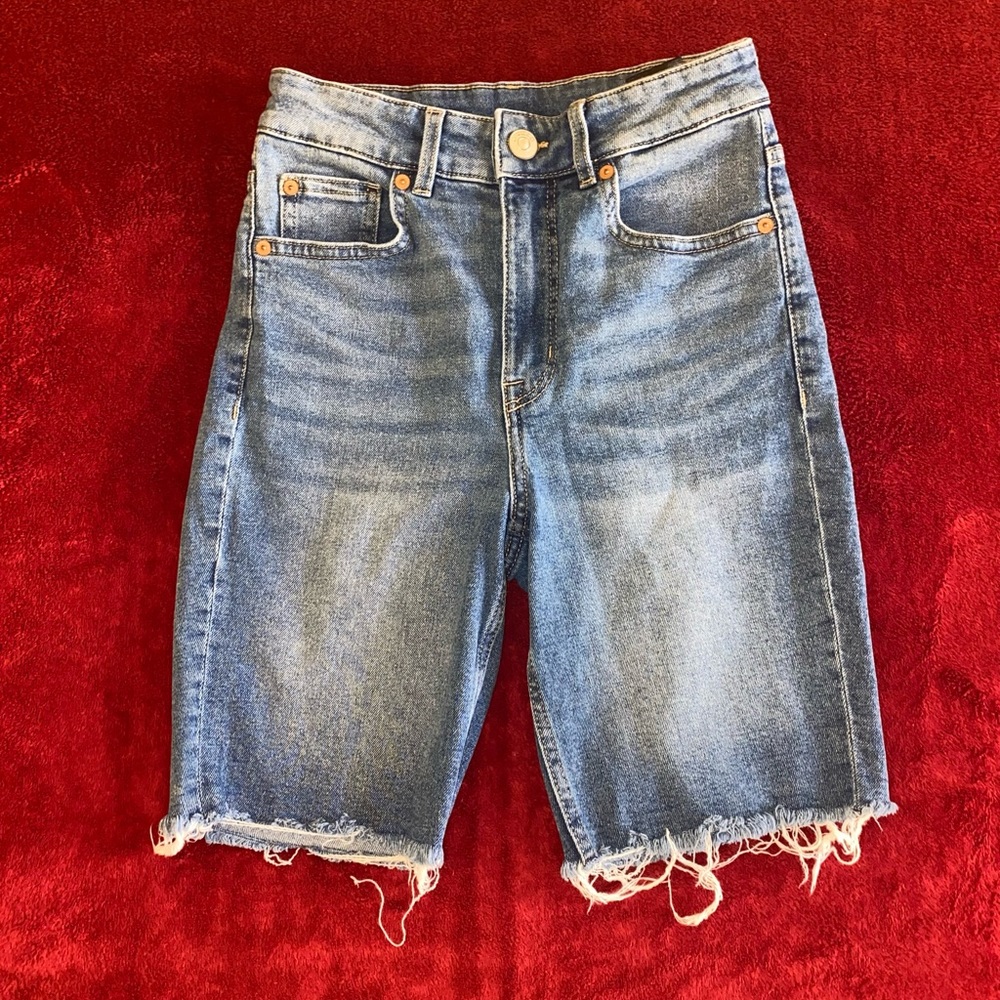 H&M women’s jorts in size 2. Great summer staple for casual wear.